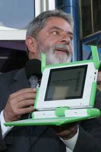Presidente Lula exibe um dos 50 computadores individuais entregues por Nicholas Negroponte, do MIT, a alunos do programa Um Computador por Aluno (UCA)